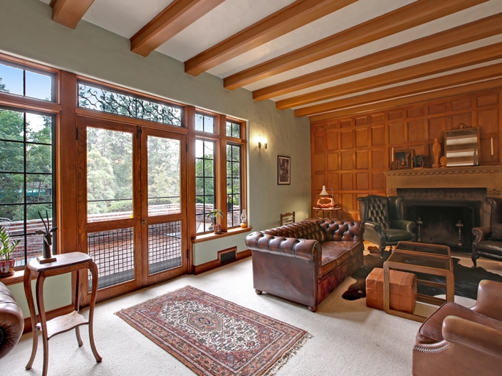 Taylor Made Retreat Addiction recovery livingroom with fireplace in Portland Beaverton area